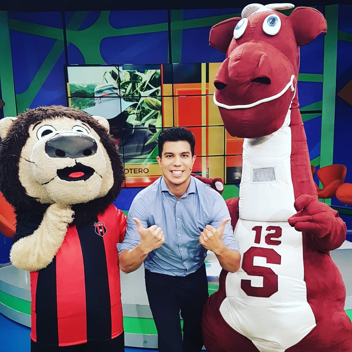 रॉडॉल्फो मोरा, क्रीडा पत्रकार त्याच्या कुटुंबास दडपून टाकणारे, विशेषत: आईबरोबर. सौजन्य