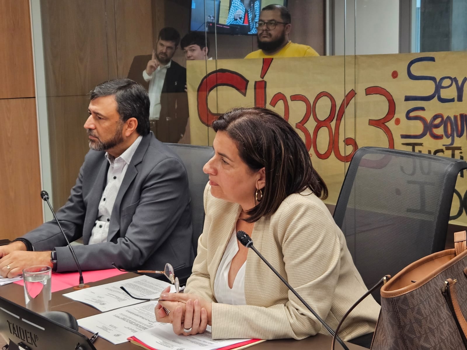 Marta Esquivel, presidenta de la CCSS, y Jaime Barrantes, gerente de Pensiones, rechazan el proyecto de ley que propone una jubilación anticipada para el Cuerpo de Bomberos, por sus efectos al IVM: