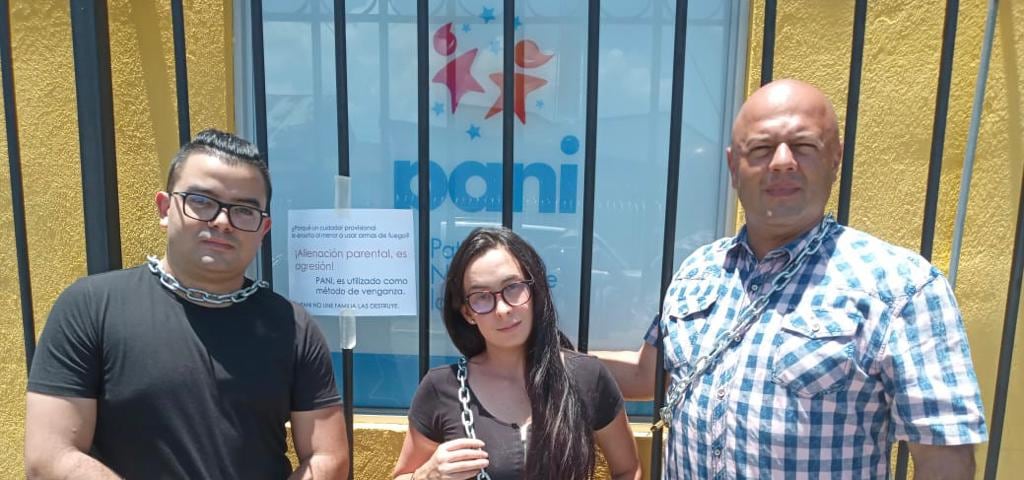 Más de nueve papás y dos abuelitos se han encadenado, en las últimas dos semanas, a los portones del edificio del Patronato Nacional de la Infancia (PANI) en barrio Luján, porque no pueden ver a sus hijos y nietos