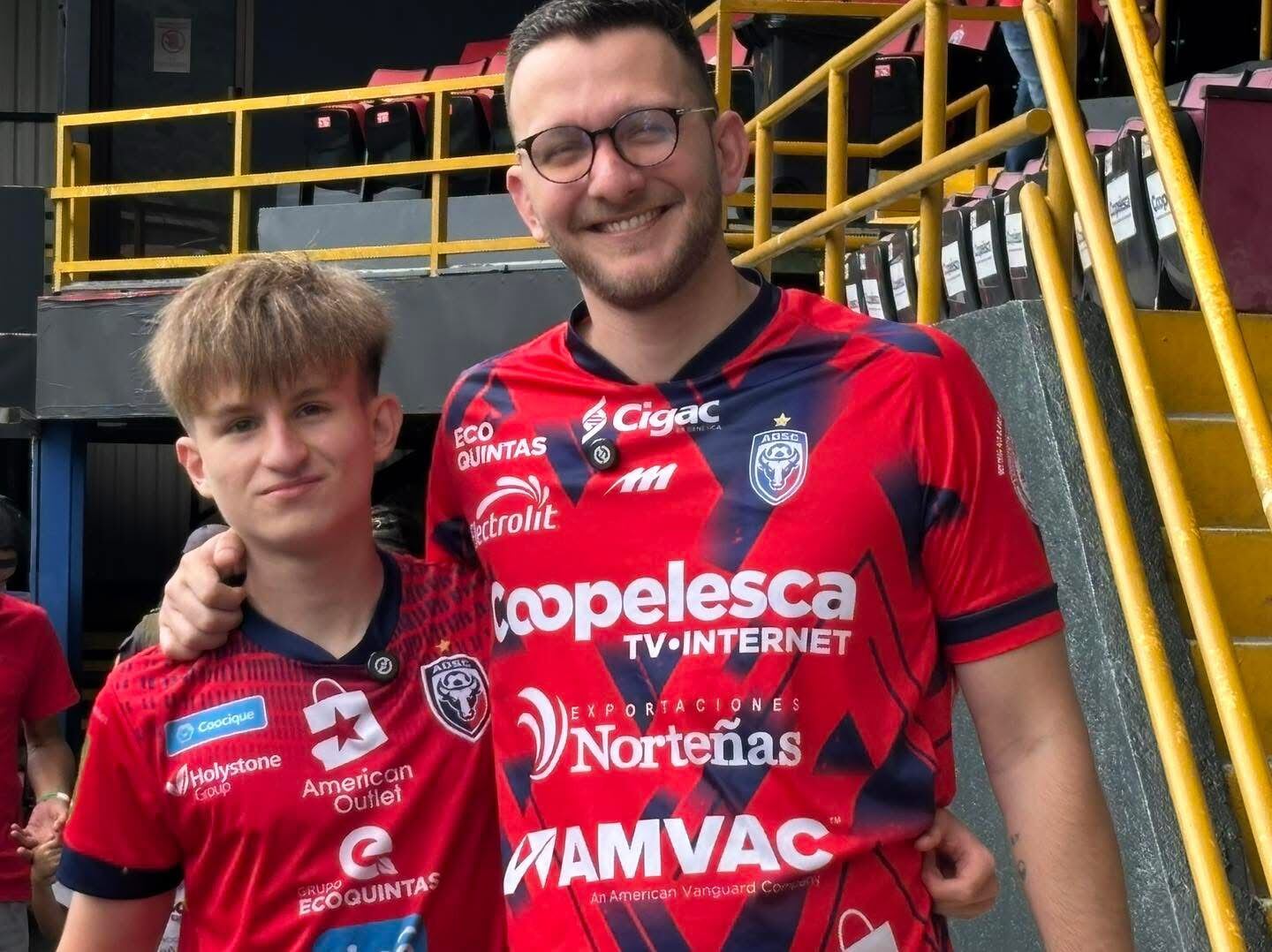 El aficionado de San Carlos, Pablo Céspedes tuvo un fuerte altercado con el futbolista Yassel Piedra.