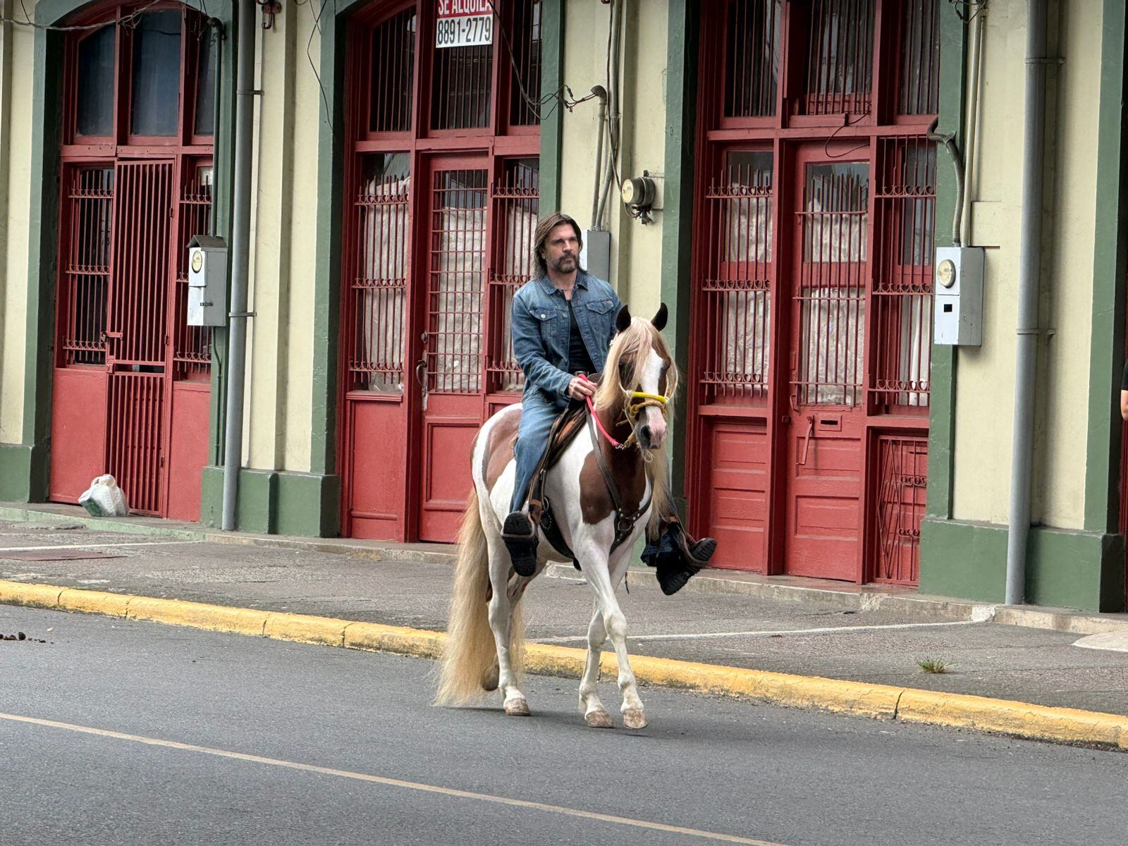 Juanes en Costa Rica, el cantante colombiano está este 10 de octubre de 2025 grabando por el parque Vargas su nuevo videomusical.