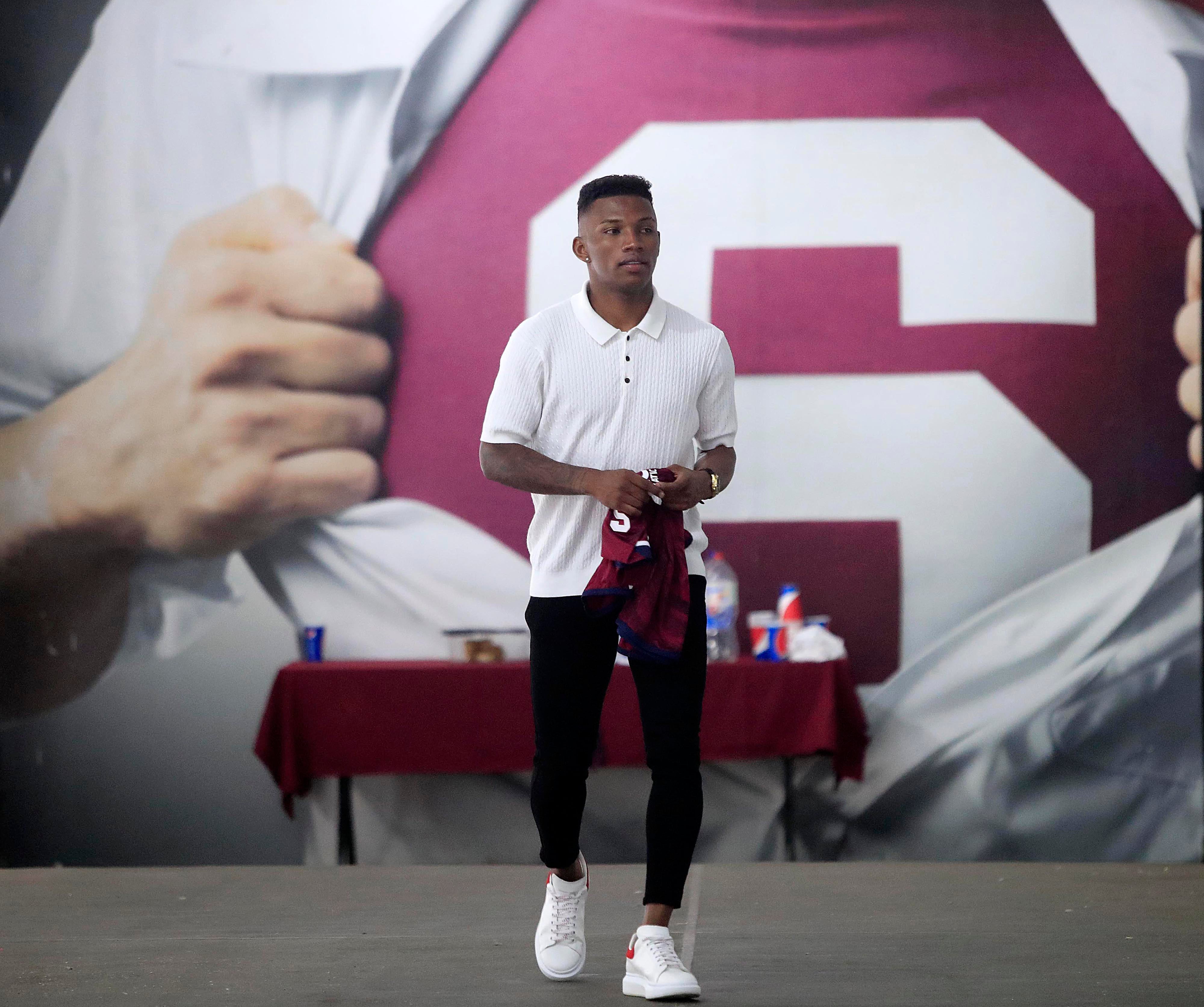 03/02/2024 Estadio Ricardo Saprissa. Este miércoles fue presentado el nuevo delantero del Deportivo Saprissa, Luis Diaz. El nicoyano llegó acompañado de su familia. Aquí posa junto a su abuelo Mario Diaz, orgulloso porque su nieto jugará con el número del "caballero del fútbol". Foto: Rafael Pacheco Granados