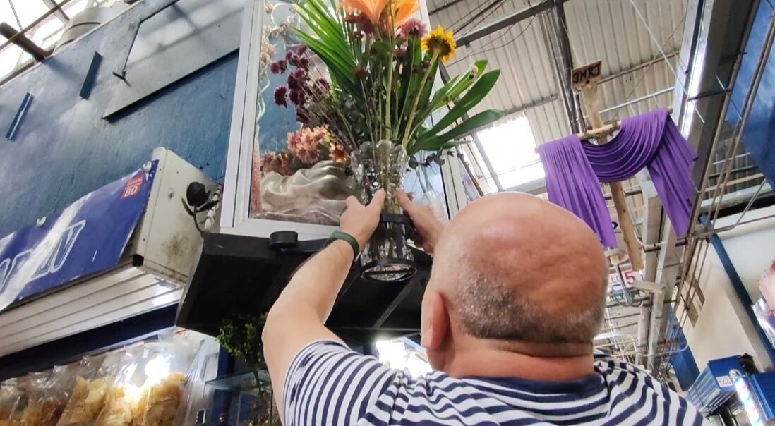 Ricardo Brenes Aguilar tiene 23 años de chinear la imagen del Sagrado Corazón de Jesús en el mercado de Cartago