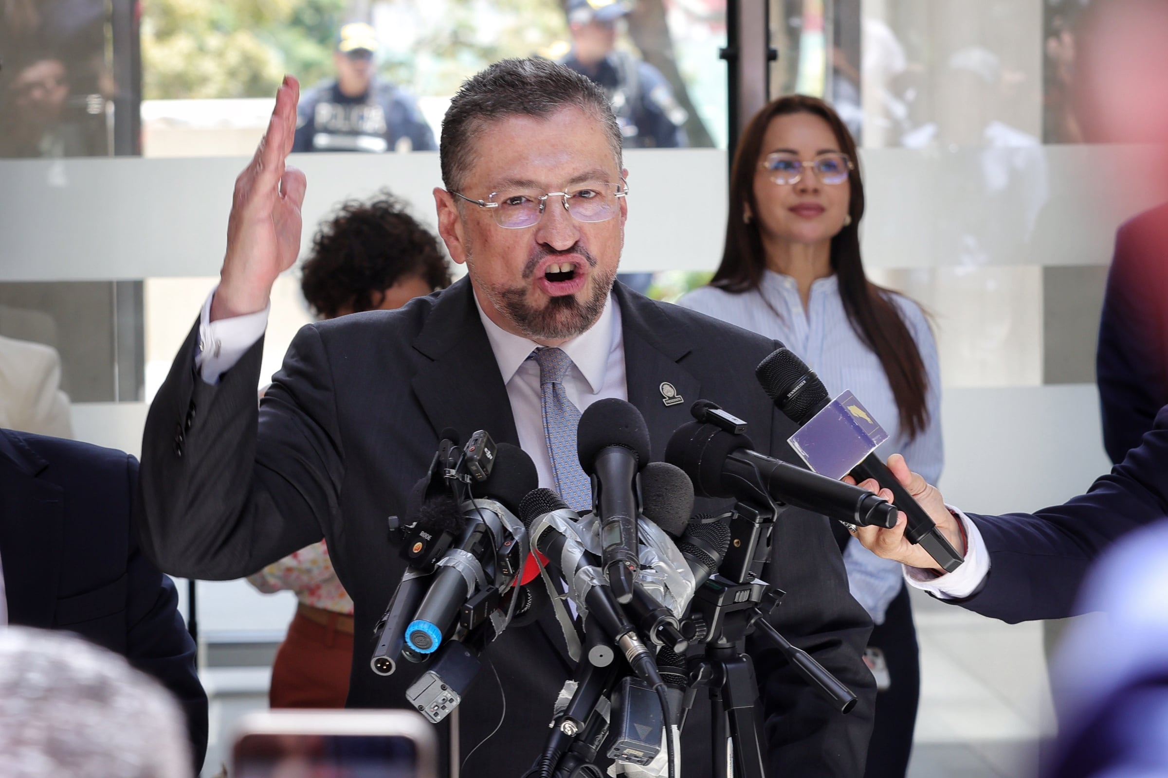 Rodrigo Chávez posterior a la comparecencia con diputados en la Asamblea Legislativa