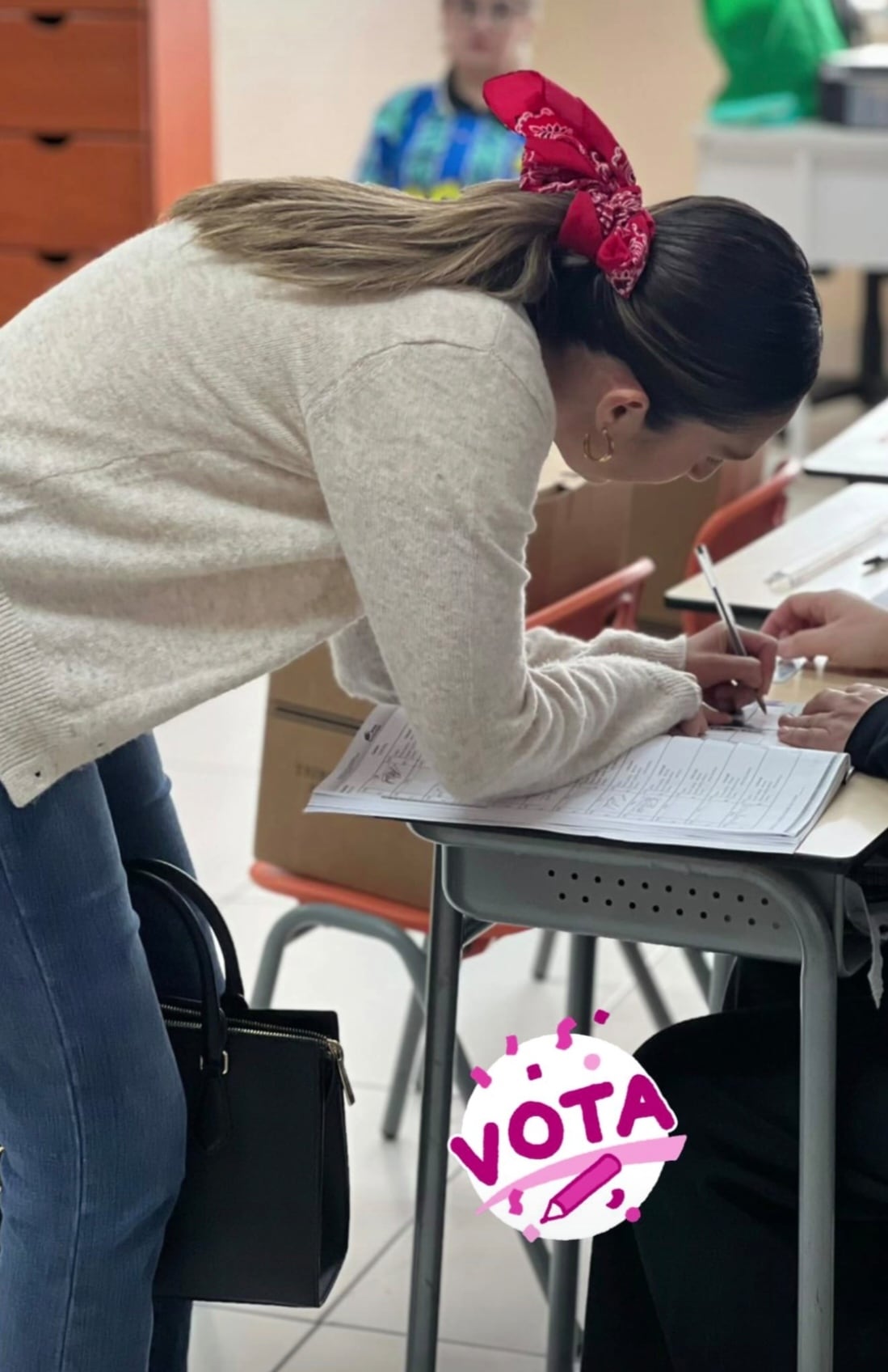 Parte de los famositicos que acudieron al llamado de salir a votar en estas Elecciones 2026.