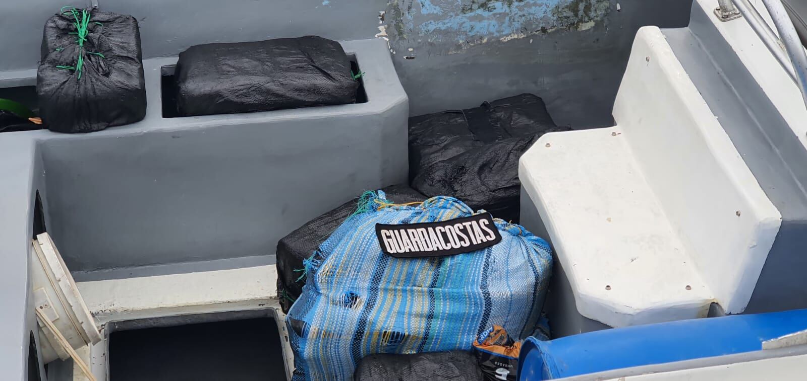 Detienen a cuatro sospechoso de transportar paquetes de cocaína y marihuana en lancha rápida. Foto MSP.