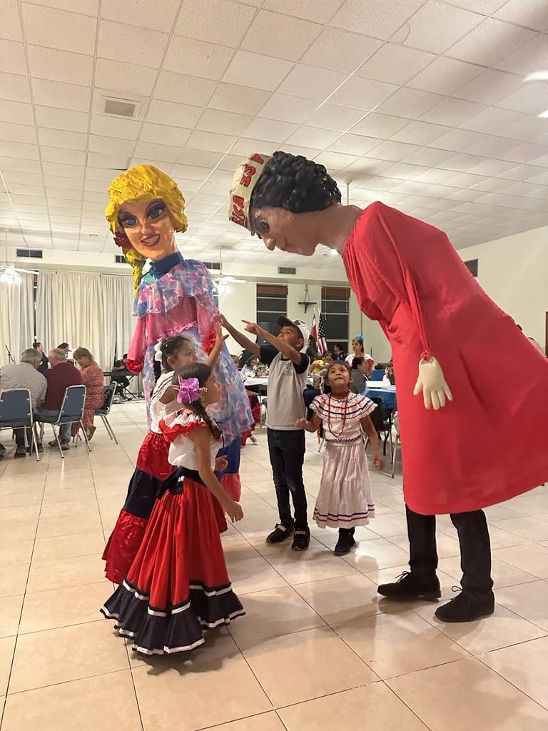 A 2.200 kilómetros de la Basílica de los Ángeles, una parejita tica en Miami se ha encargado de que la Negrita no esté sola. 
Carlos Hernández, de Guadalupe, y Guiselle Villalobos, de Moravia, son esposos desde hace 24 años, padres de Arianna y Karla, y devotos sin medida de la virgencita de los Ángeles.
Desde el 2009 organizan en su parroquia Cristo Rey una misa especial para honrar a la Patrona de Costa Rica, acompañada de bailes típicos, comidas ticas y hasta la giganta y el gigante.