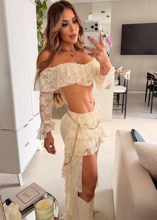 Marcela Negrini y Keyla Sánchez fueron vestidas iguales al concierto del Grupo Firme en el Estadio Nacional..