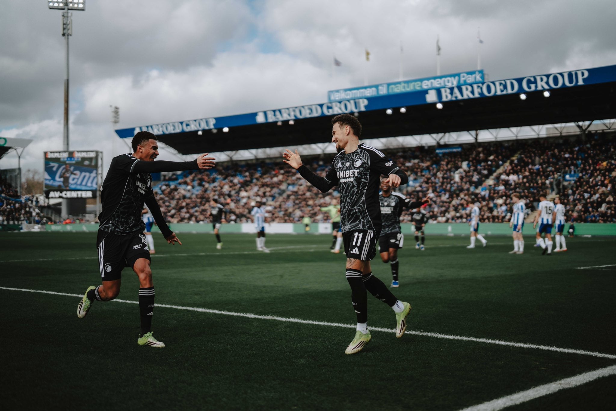 Kenay Myrie celebró el gol que marcó el Copenhague, esto con su compañero, Jordan Larsson.