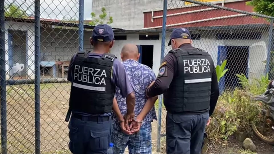 Oficiales de Fuerza Pública detuvieron a Valle, conocido con el alias de Pajarito, en el parque de Upala. Fotografía: