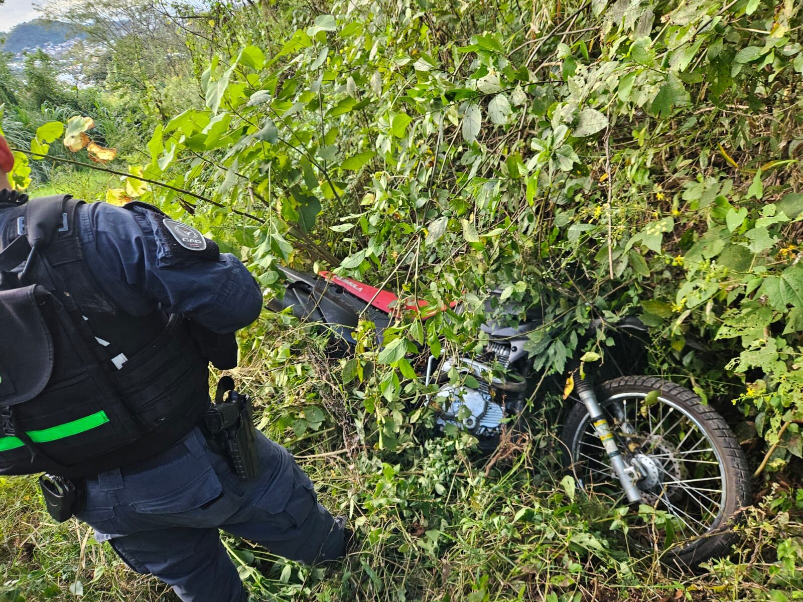 Los oficiales decomisaron la moto y detuvieron a un sospechoso de homicidio.