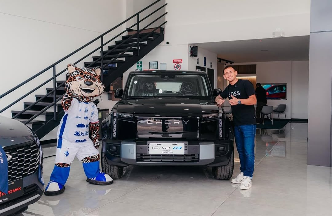 Cristopher Núñez estrena nuevo carro