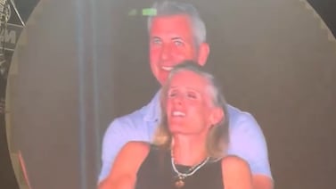 Ser expuesta en el concierto de Coldplay con su jefe le salió muy caro a Kristin Cabot