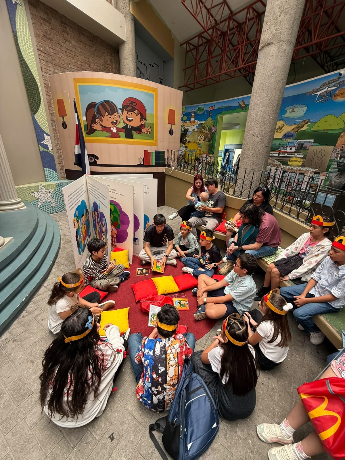McDonald’s Costa Rica y el Museo de los Niños premiaron a tres niños ganadores de un concurso de cuentos que promovió la lectura y la creatividad infantil. Cada galardonado recibió un iPad como reconocimiento.