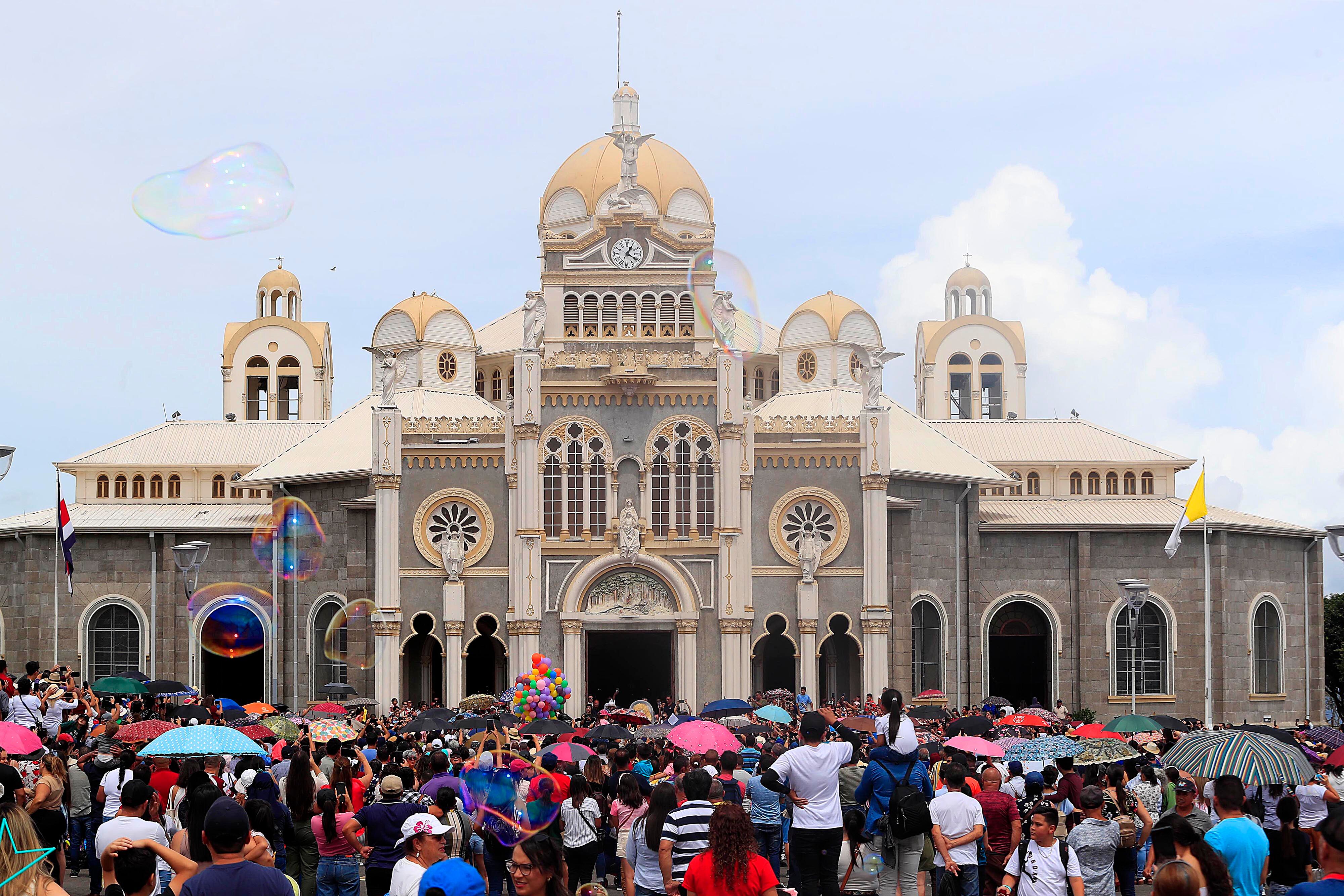 03/09/2023      Cartago. Desde la media noche, decenas de personas de diferentes comunidades de la provincia empezaron a elaborar las coloridas y espectaculares alfombras para formar una sola de poco más de kilómetro y medio, por donde transitó la imagen de la Virgen de los Angeles en su retorno a la Basílica. Aserrín y broza del café coloreados, cal y flores, especialmente rosas, entre otros, dieron forma al manto multicolor para dirigir los pasos de quienes acompañaron a La Negrita en la tradicional Pasada de regreso al Santuario Nacional tras permanecer un mes exacto en la Catedral de Nuestra Señora del Carmen. A la 1:00 p.m. llegó la imagen de La Negrita a la Basílica.