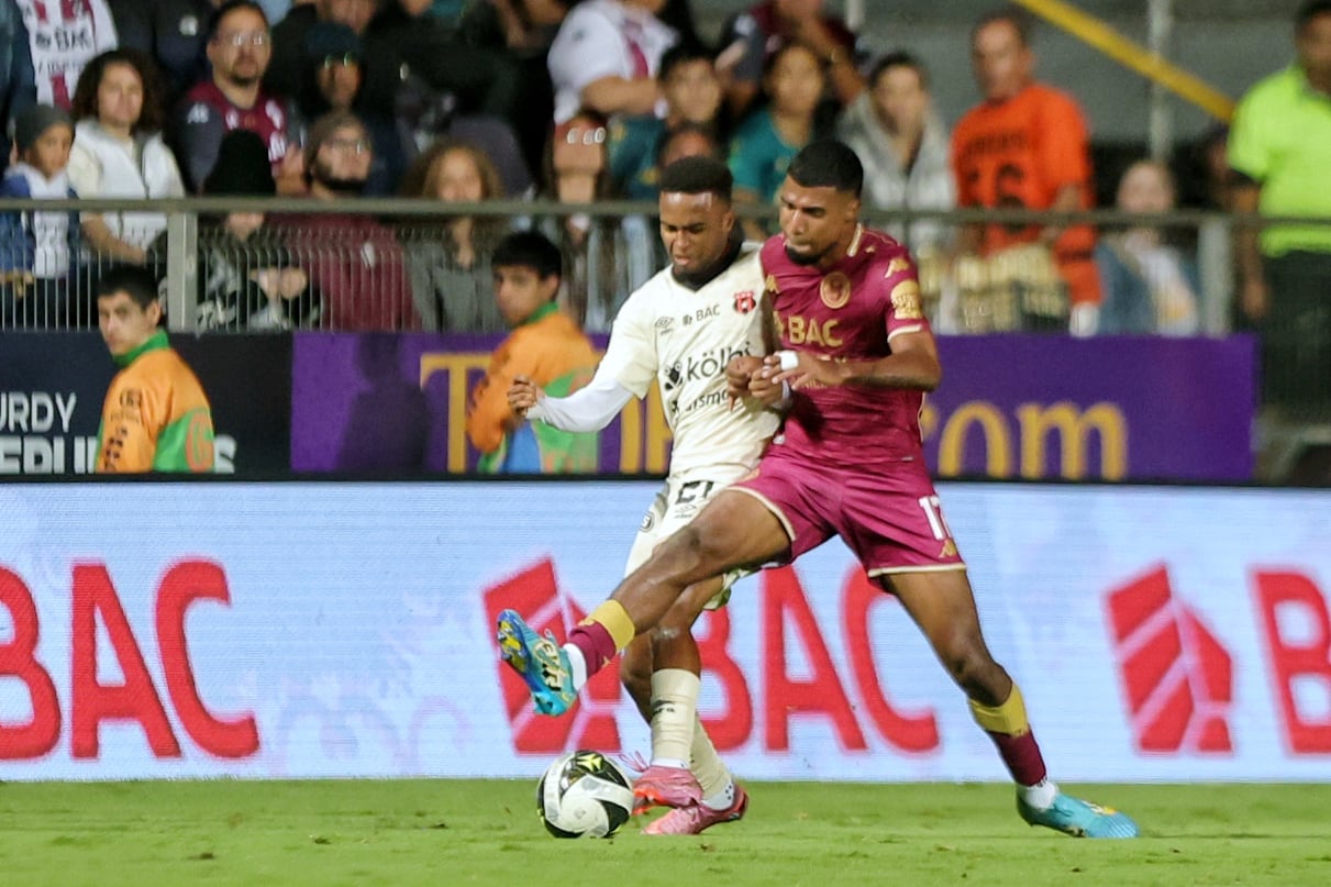 30/08/2025/ juego entre Deportivo Saprissa vs Liga Deportiva Alajuelense por el clásico nacional en la jornada 6 del torneo clausura 2025 en el estadio Ricardo Saprissa / foto John