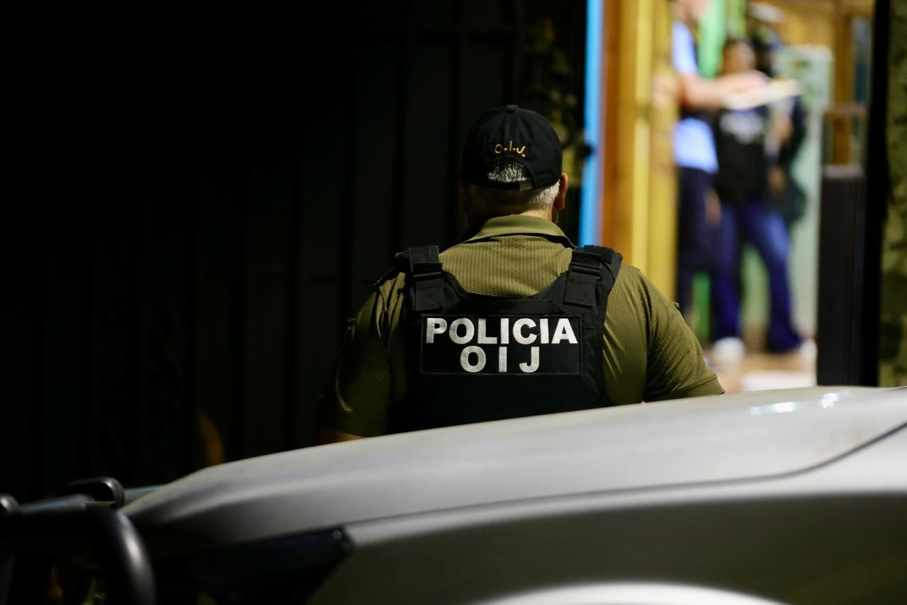 Agentes del OIJ y de la Policía de Control de Drogas (PCD), en coordinación con la Fiscalía Adjunta de Narcotráfico y delitos Conexos, ejecutaron al menos ocho allanamientos para detener al presunto líder criminal de la banda del Gordo Julio, de apellido Campos y otros miembros de su organización.