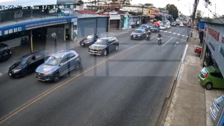 El muchacho de apellidos León Mesén, de 21 años, falleció consecuencia de los múltiples impactos de bala que recibió cuando iba a la par de su mamá, de 48 años. Foto: Captura de video