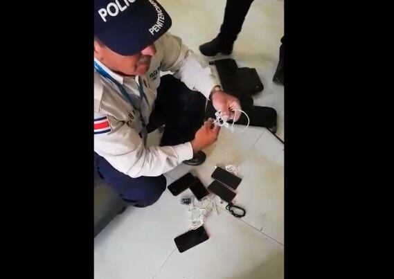 Decomiso de celulares escondidos dentro de silla de ruedas en La Reforma. Foto cortesía.