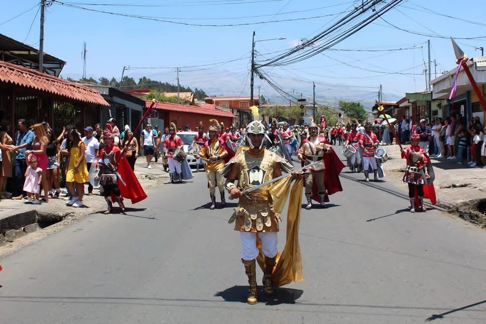 Efraín Quirós Vargas, tiene 57 años y desde los 8 forma parte de la Hermandad de Jesús Nazareno, una de las más tradicionales de todo Cartago. Este 2025 celebra con el corazón lleno de gratitud y amor a Dios sus 49 años como soldado romano.