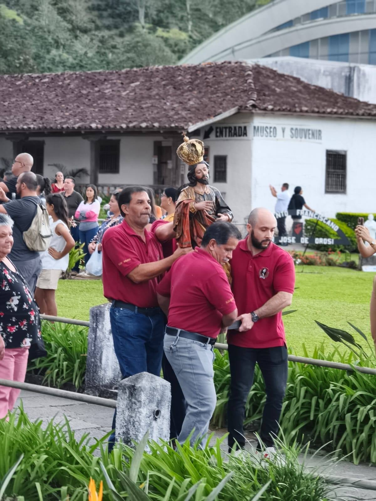 लुईस अलेजांद्रो चावेरी चावेझ, 30 वर्षांचे आणि ओरोसी डी कार्टागोचे रहिवासी, 22 वर्षे ओरोसी येथील वसाहती मंदिरात स्वयंसेवक मार्गदर्शक म्हणून काम करत होते आणि मंदिर नूतनीकरणासाठी बंद असल्यामुळे त्यांना आता आर्थिक गरज आहे. 25 जानेवारी 2026 रोजी चर्चला सुट्टी देण्यात आली.