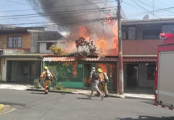 Incendio consume por completo casa en Alajuela. Foto cortesía.