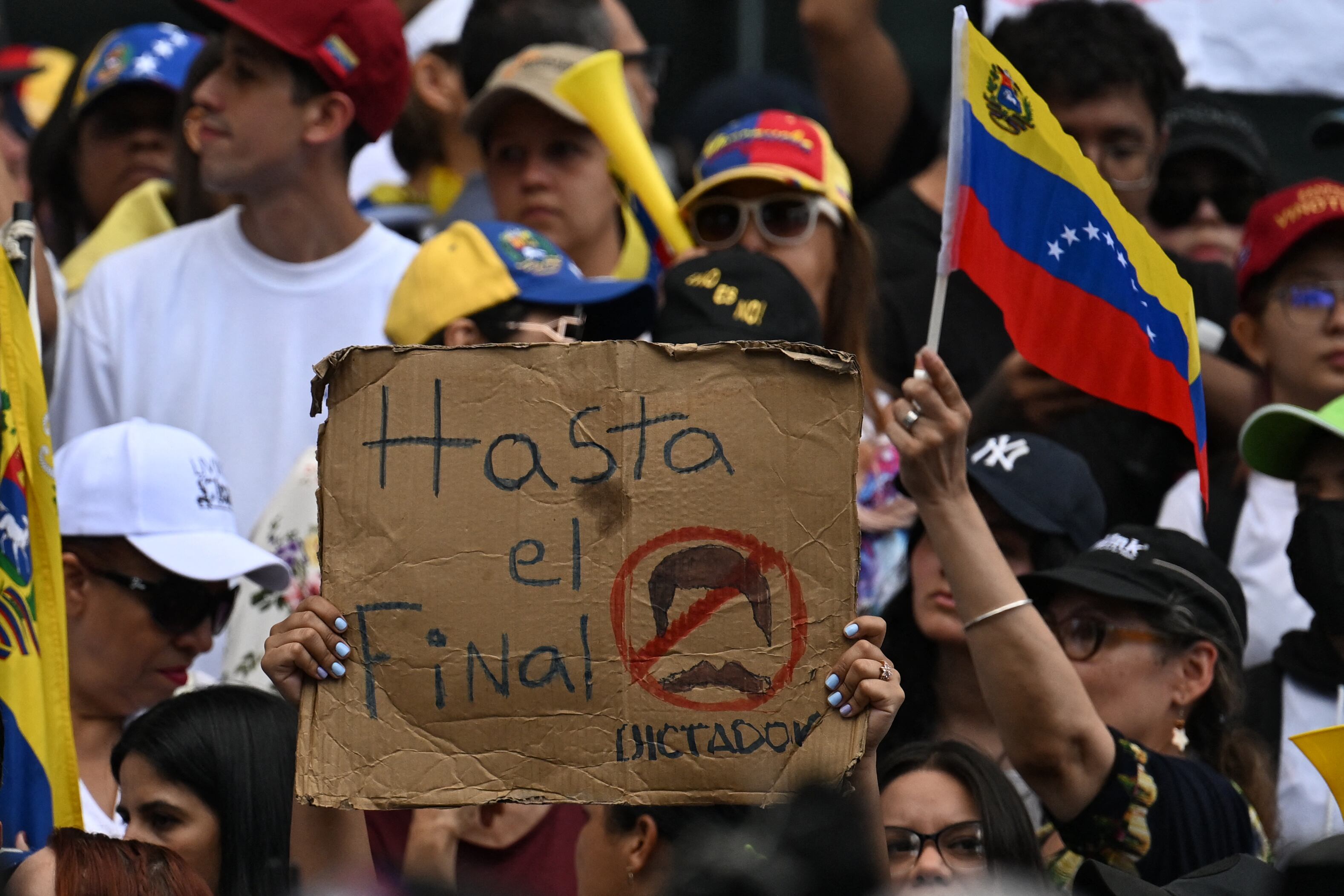 Un opositor al presidente venezolano Nicolás Maduro sostiene una pancarta que dice 'Hasta el final' durante una manifestación convocada por el candidato presidencial Edmundo González Urrutia y la líder opositora María Corina Machado.