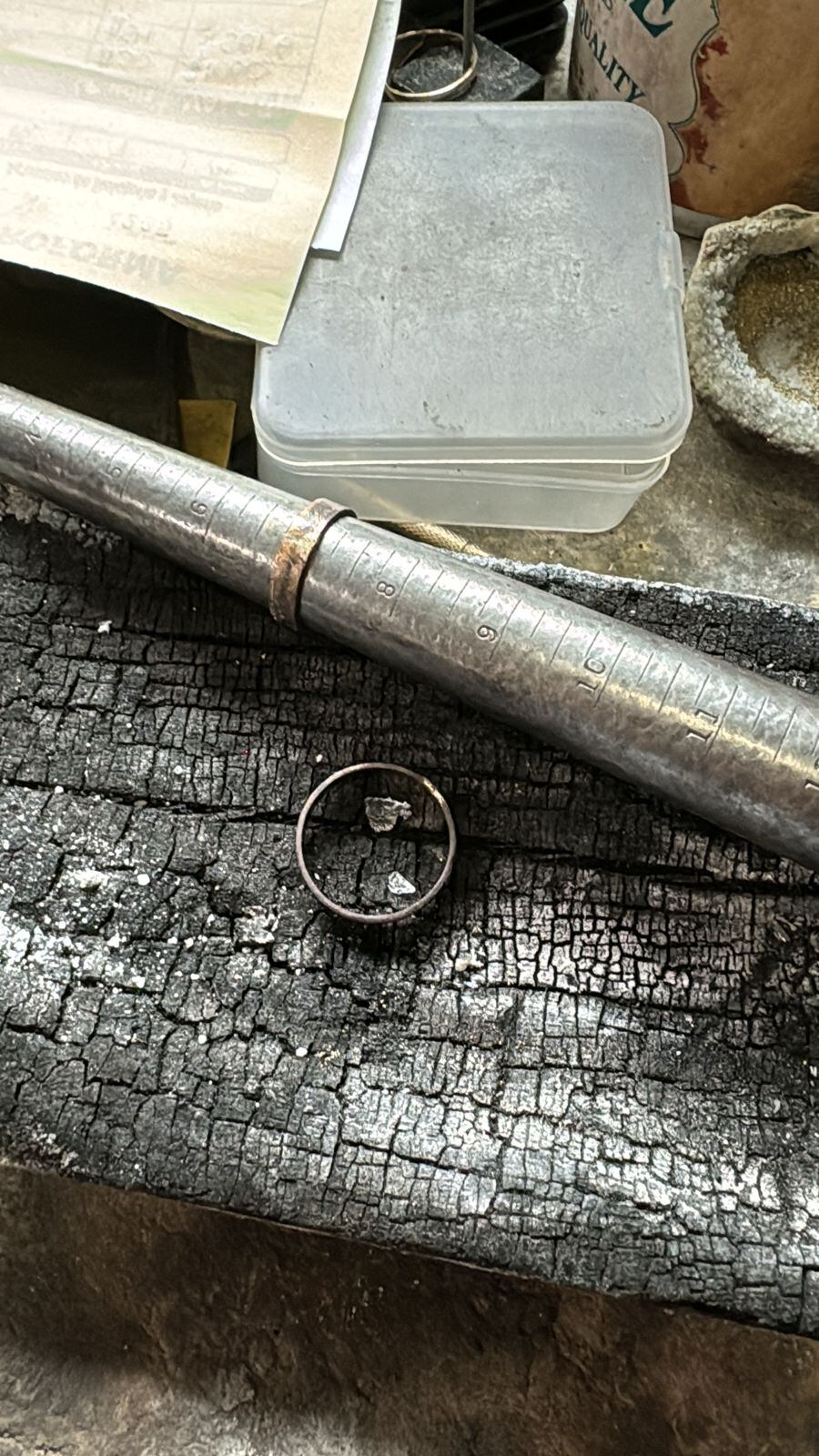 El joyero Raúl Talavera Duarte, de 57 años, trabajaba en dos anillos cuando fue atacado de muerte por dos despiadados que aún se mantienen en fuga. Foto: Cortesía Linda Talavera para La Teja