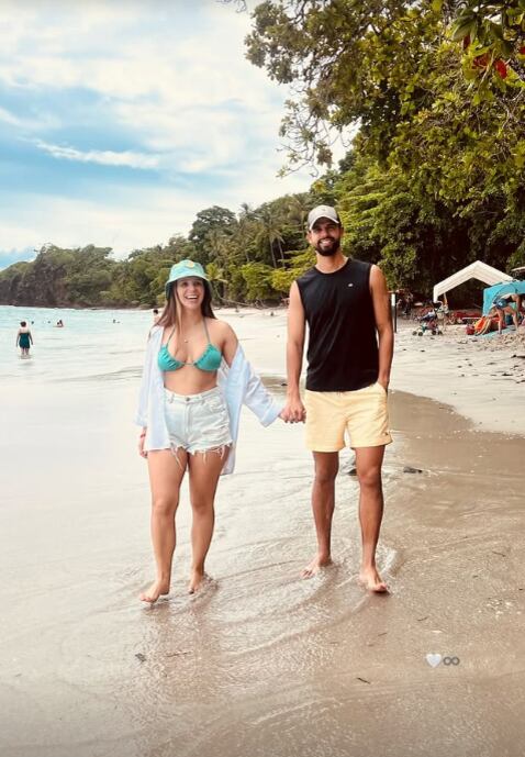 El futbolista Fabricio Ramírez caminará al altar con la periodista Viviana Víquez. Instagram Vivi Víquez.