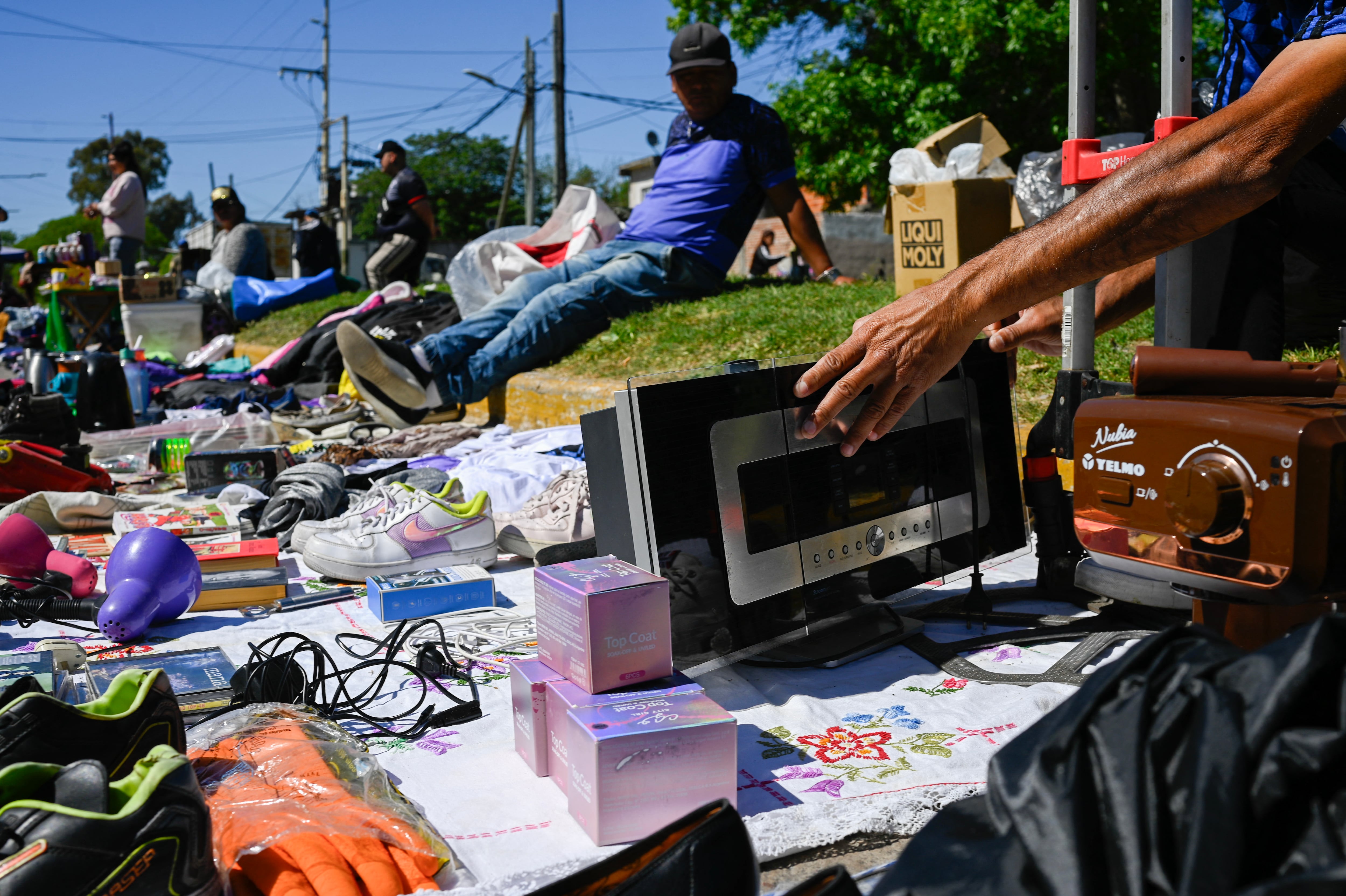 Zapatos, radios y utensilios usados llenan las calles de Villa Fiorito, donde la creatividad y la necesidad conviven en cada manta.
