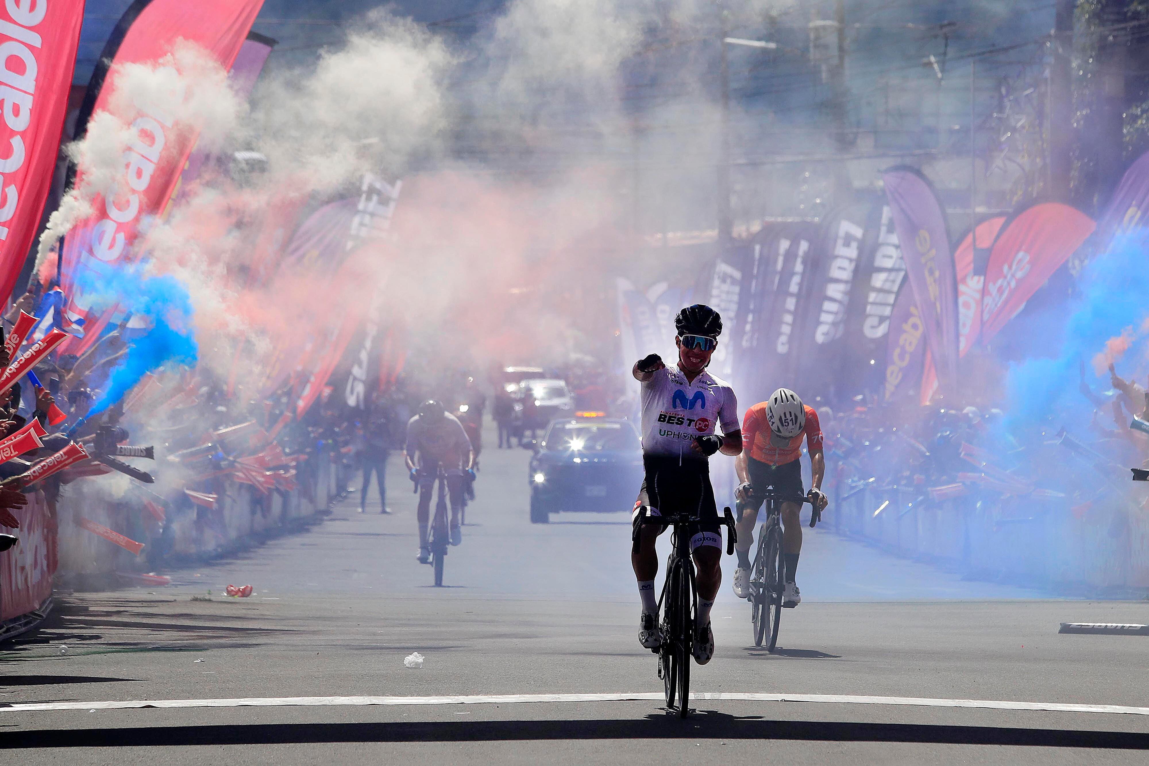 23/12/2023 San Rafael de Oreamuno. Llegada a meta de la octava etapa de la 57 Vuelta Ciclística a Costa Rica. La caravana de ciclistas llegó desde Pérez Zeledón en un espectacular recibimiento.