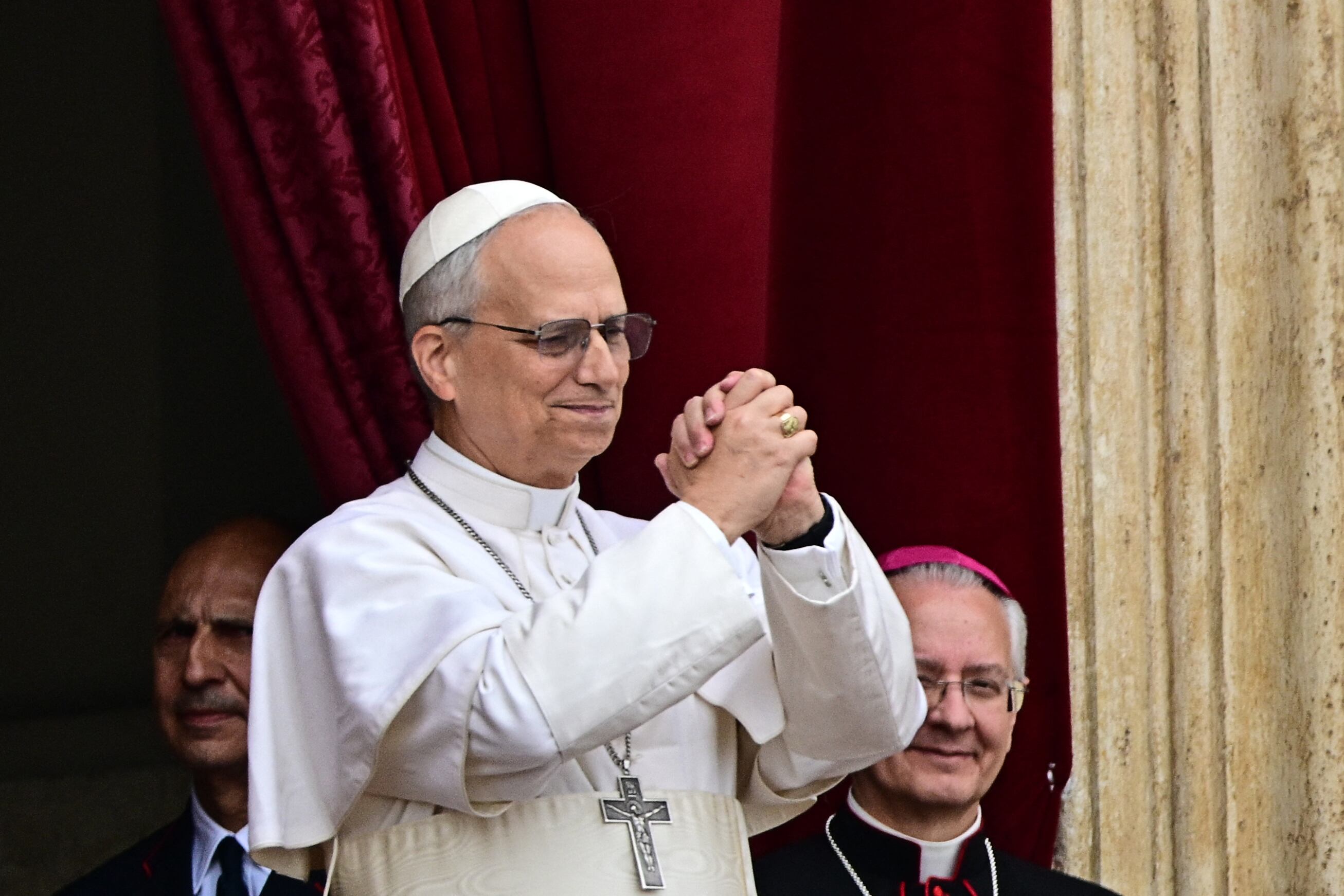 El papa León XIV hizo un gesto después de recitar el Regina Caeli desde la galería central de la Basílica de San Pedro, en el Vaticano, el 11 de mayo del 2025.