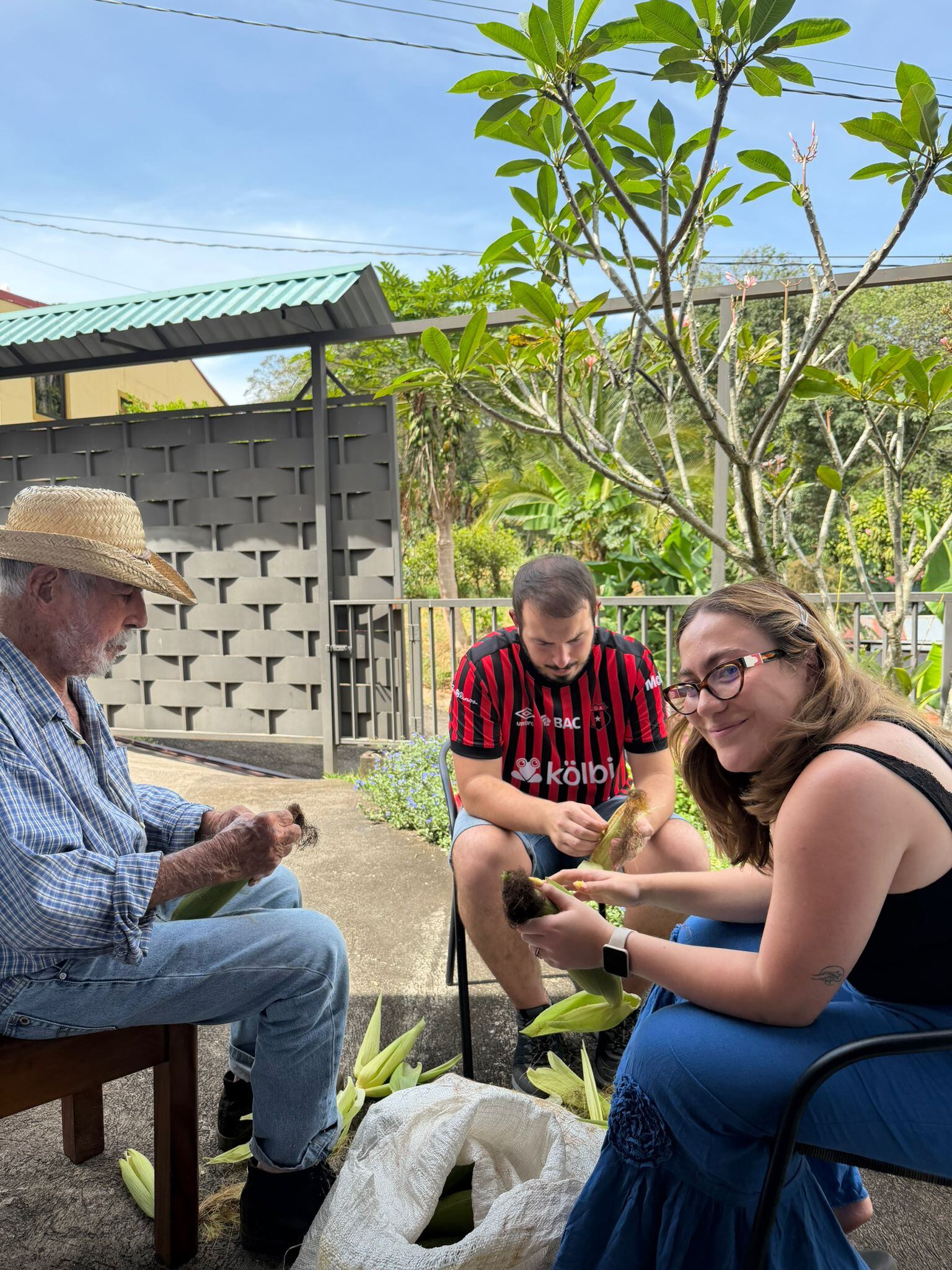 Valeria Solano Rodríguez nació en el barrio San José Sur de Atenas (Alajuela), fue a la escuela Barrio Jesús y al Colegio Bilingüe de Palmares. En el 2018 se fue para España a estudiar periodismo y ya no regresó más porque ahí le fue apareciendo trabajito una vez se graduó de periodismo
