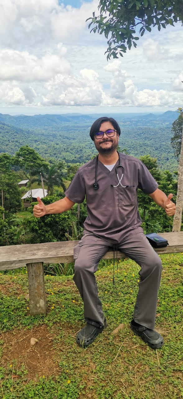 El doctor Efraín Retana recibió un reconocimiento Honoris Causa, por su labor en territorio indígena.