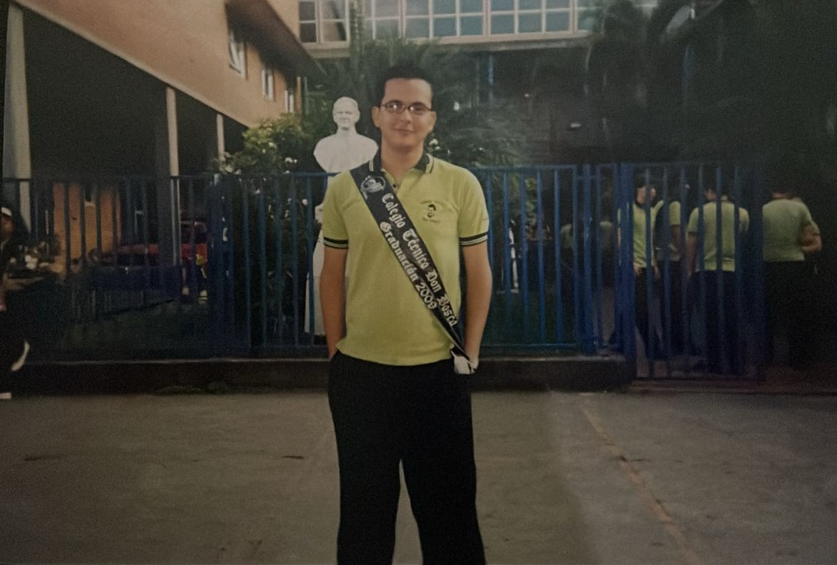 Orlando Flores es un escritor costarricense, que obtuvo récord de ventas por su primer libro "La ceguera del águila".