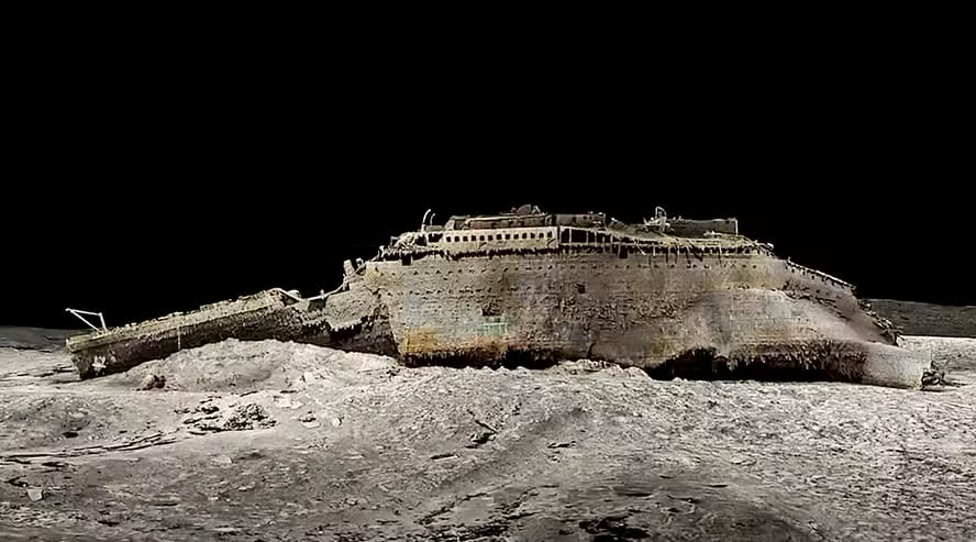 Recreación 3D de la proa del Titanic sobre el lecho oceánico, basada en imágenes captadas por vehículos robóticos para un documental de National Geographic.