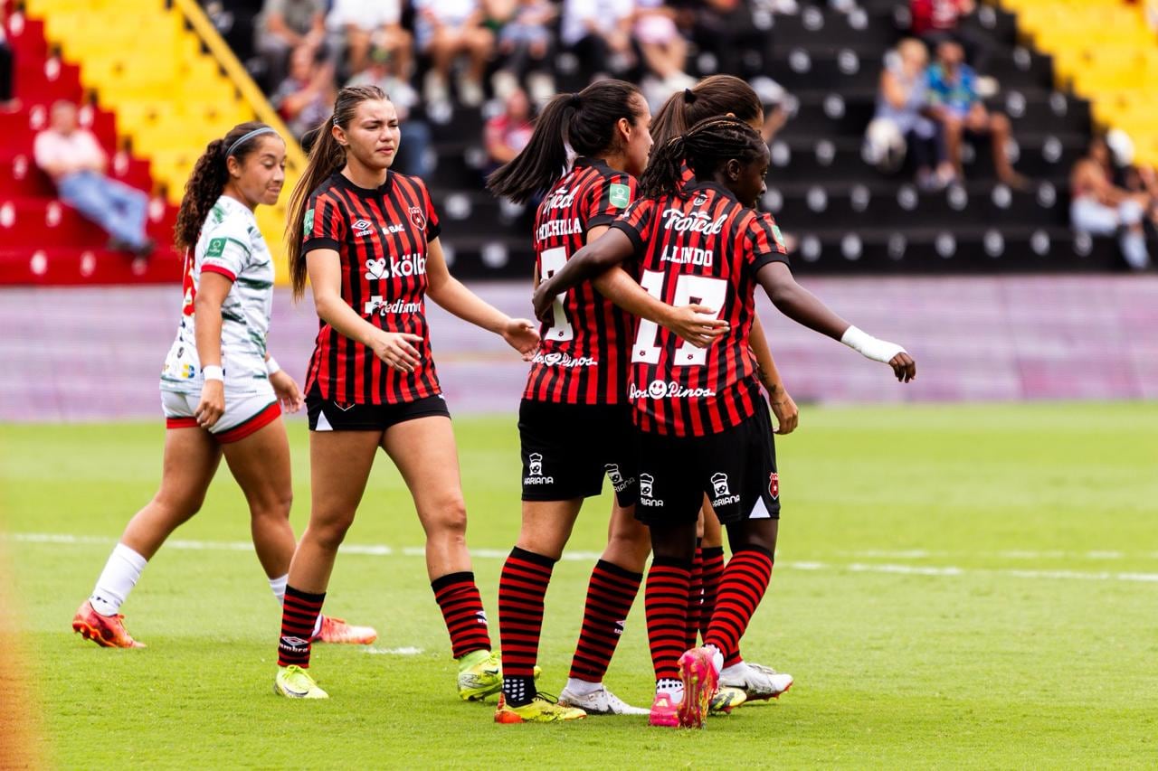 Viviana Chinchilla (centro) recibió la felicitación de sus compañeras de Alajuelense al marcar contra Chorotega.