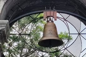 “Gemela” de la Campana de la Independencia ocupó su lugar en las Ruinas de Cartago