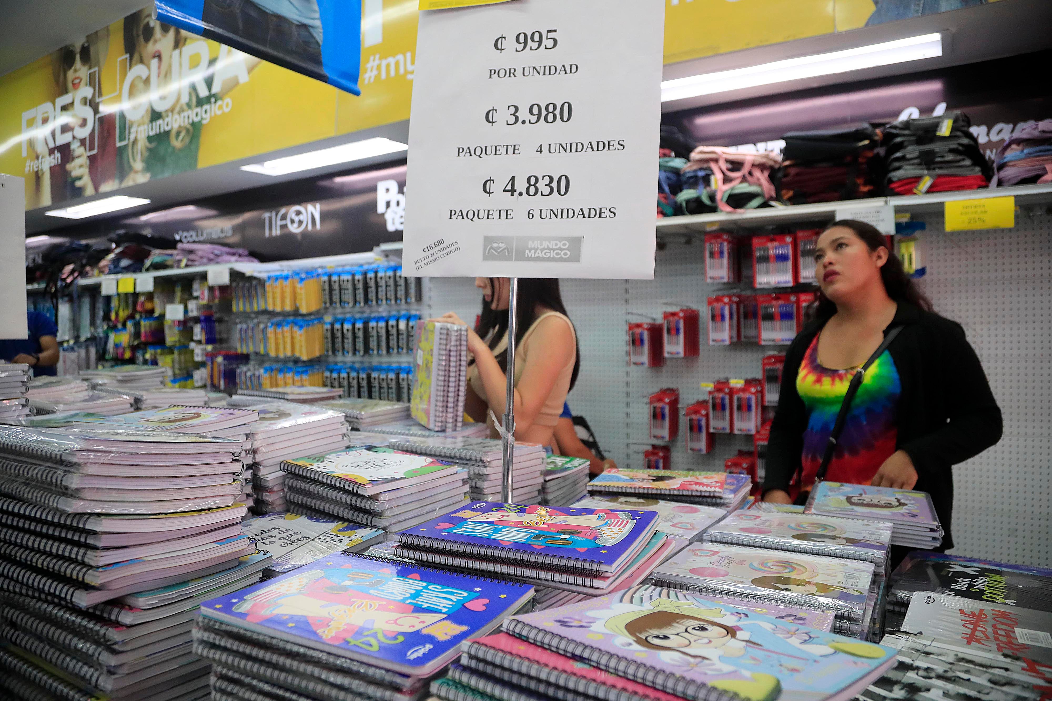 10/01/2024 San José. Recorrido por el bulevar de la Avenida Central decenas de personas visitaron las tiendas para adquirir los útiles, cuadernos y lápices básicamente, y los uniformes para sus hijos y nietos para la entrada a clases el mes entrante. En esta ocasión los estudiantes regresarán a las aulas 8 de febrero, día en que inicie oficialmente el curso lectivo 2024.