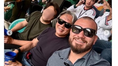 Eduardo Li estuvo en la inauguración del Mundial y lo hizo acompañado de un exseleccionado nacional