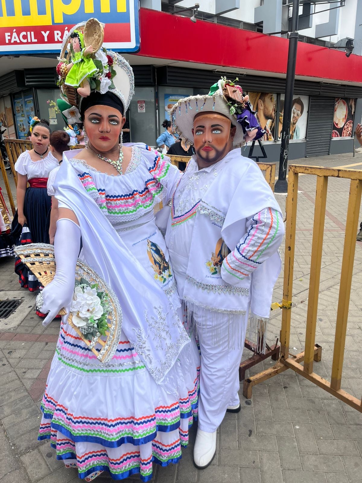 El nicaragüense William Hernández Hernández, trabaja como auxiliar en enfermería, también como estilista y dirige el grupo folclórico Xochiquetzal