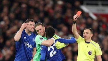 Escándalo en la Premier: jugador del Everton acaba expulsado por agredir a su compañero
