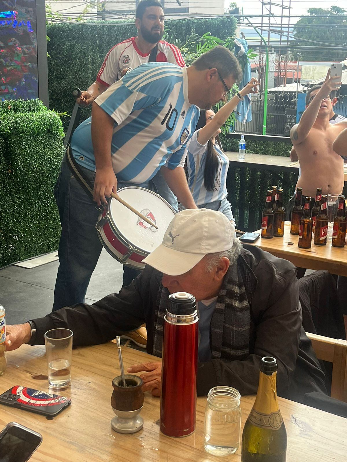 Argentinos en Costa Rica estallaron de alegría, al ver a su equipo coronarse campeón del Mundo. Cortesía.