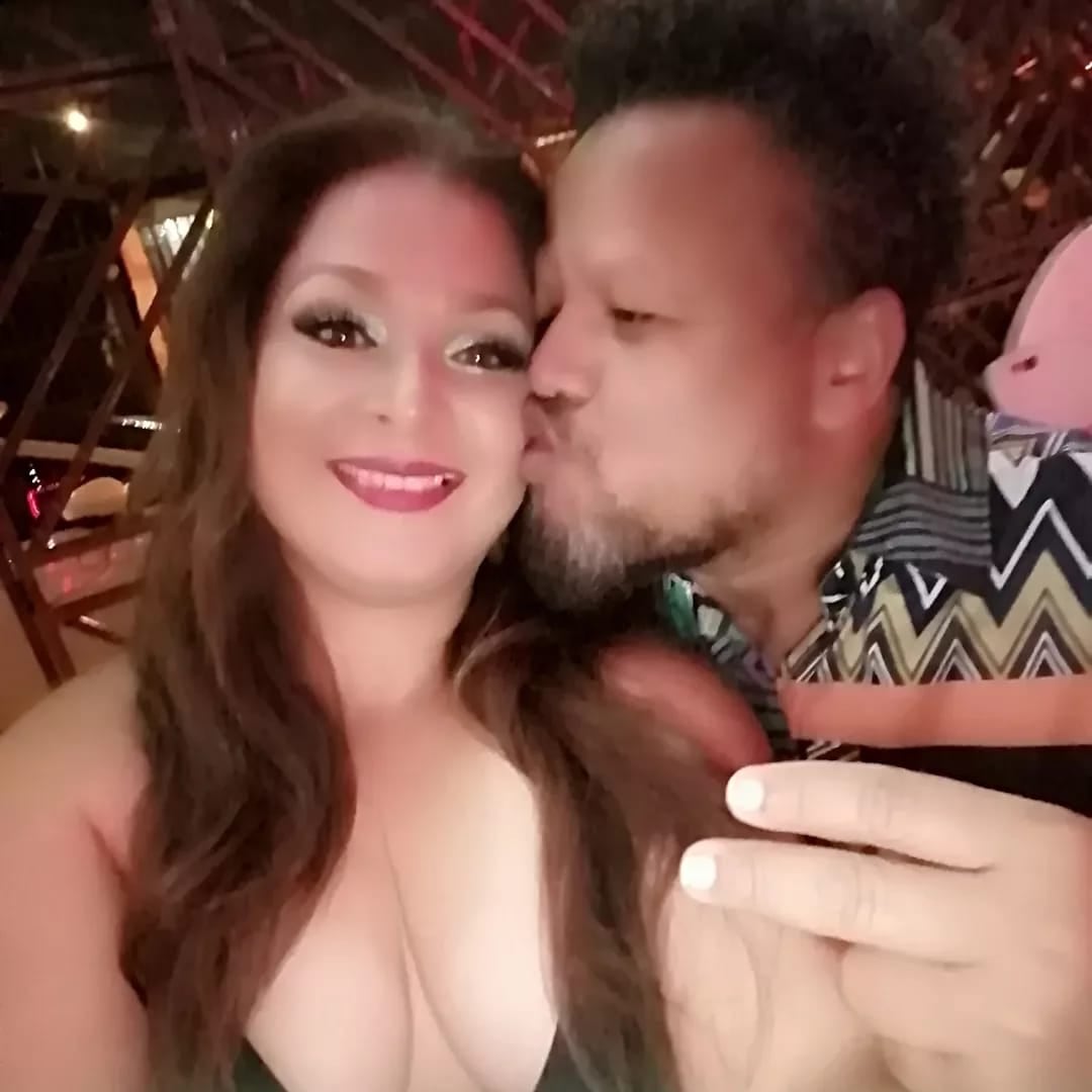 Músico Carlos Cruz y sus esposa Ivonne Arley.