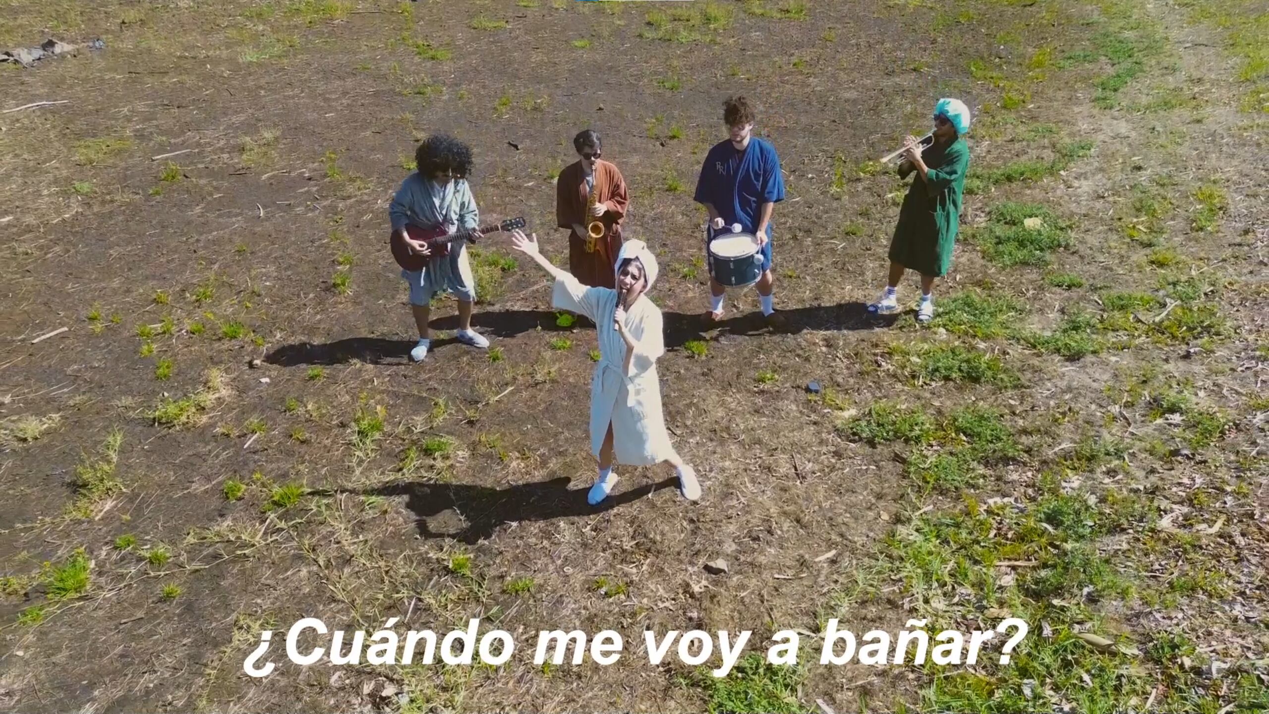 Un grupo de jóvenes, hartos de los racionamientos de agua hicieron una canción paseándose en el AyA.