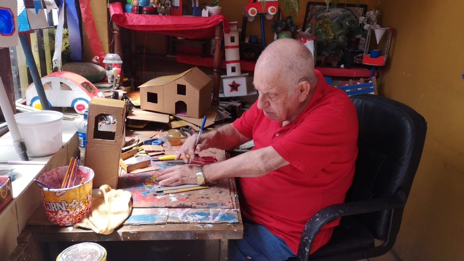 A don Jorge Chaves Lobos, quien tiene 78 años y es vecino de La Esperanza de Heredia, se le acabaron el pasado sábado 10 de setiembre los 600 faroles que hizo.