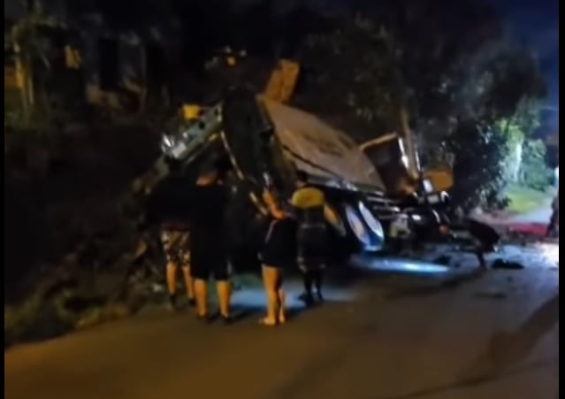 El camión se estrelló contra un paredón. Foto Facebook.