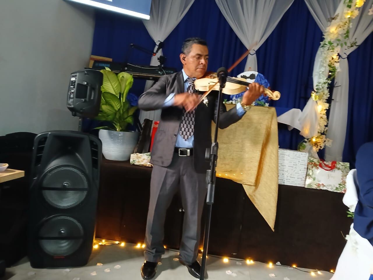 El nicaragüense Adán Castro llegó a Costa Rica en busca de un mejor futuro y hoy cambia el trabajo en construcción por el traje de charro para llevar música cristiana junto al Mariachi Manantial de Vida.