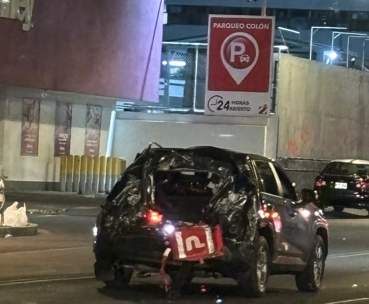 El motociclista murió prensado entre un carro y el bus