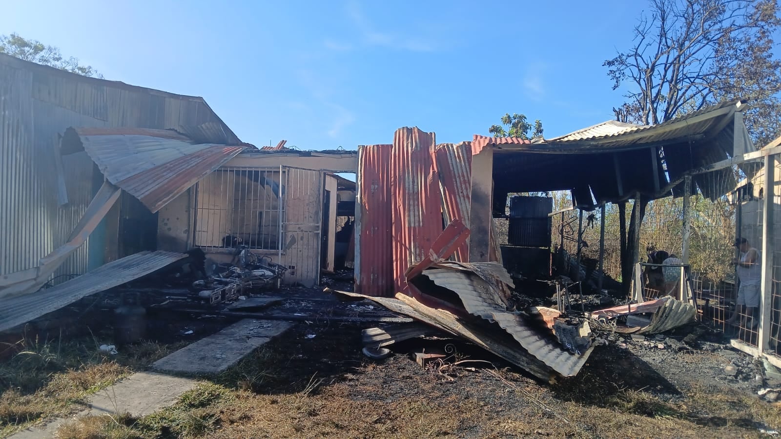 Stephanie Andrea Alvarado Pérez, de 32 años, salvó a su hija Fiorella Gutiérrez, de 13 años, en un incendio en la casa de ellas en Esquipulas de Palmares, Alajuela. Foto: Cortesía para La Teja